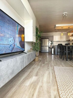 Apartment, 3 Bedrooms, Air conditioning, Beachside | Living area