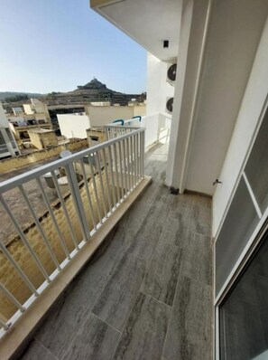 Apartment, 3 Bedrooms, Air conditioning, Beachside | Iron/ironing board