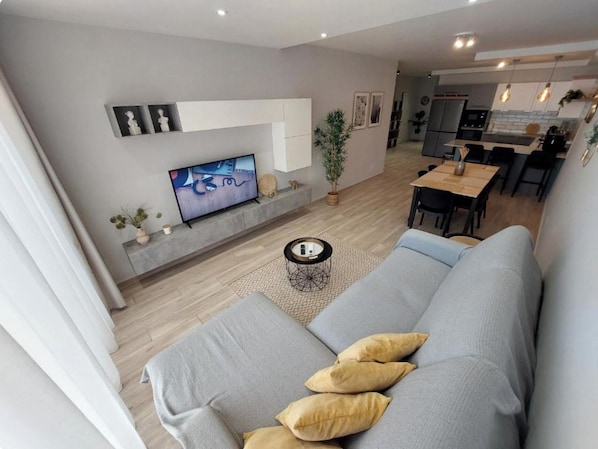 Apartment, 3 Bedrooms, Air conditioning, Beachside | Living area
