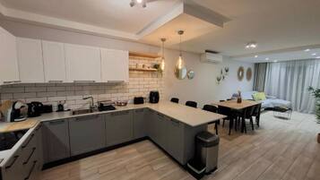 Appartement, 3 chambres, climatisation, en bord de plage | Cuisine privée