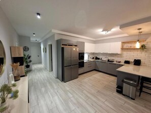 Apartment, 3 Bedrooms, Air conditioning, Beachside | Private kitchen | Electric kettle