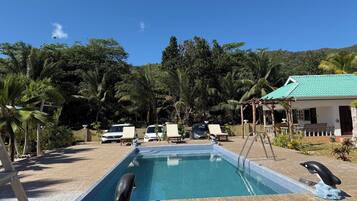 Udendørs pool, åben fra kl. 09.00 til kl. 16.00, parasoller, liggestole