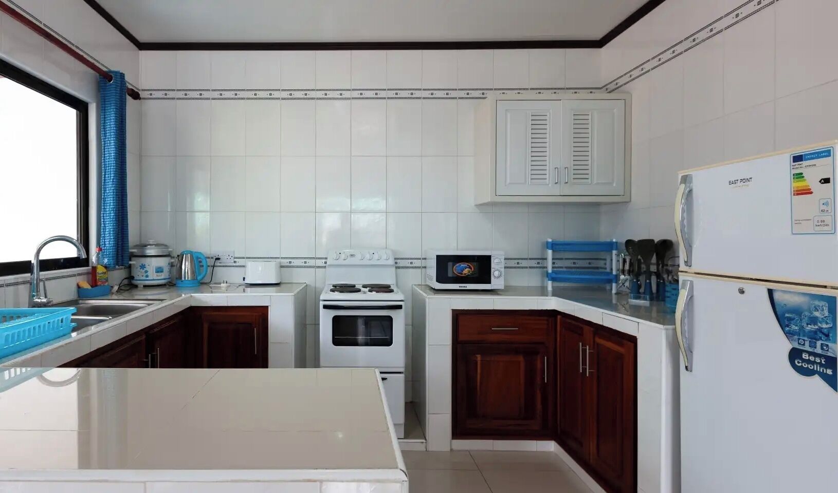 Apartamento luxo | Banheiro | Chuveiro, toalhas de banho, papel higiênico 