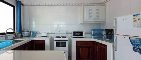 Deluxe Apartment | Bathroom | Shower, towels, toilet paper