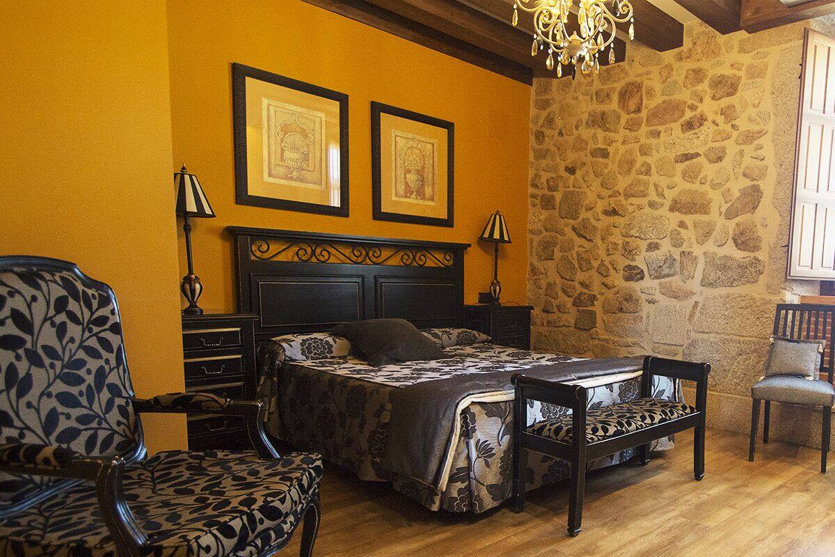 Superior Double Room | In-room safe, desk, soundproofing, WiFi (free)