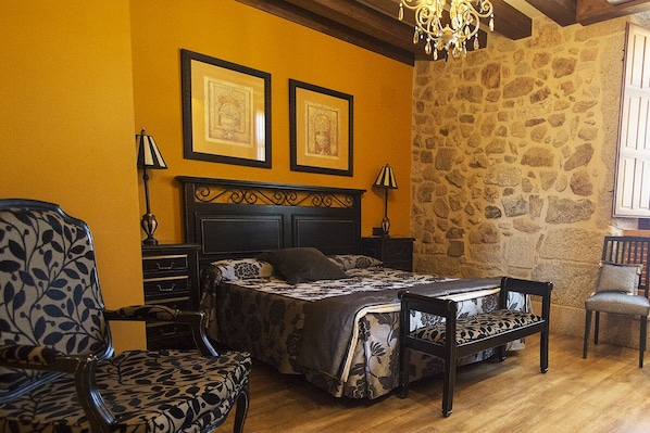 Superior Double Room | In-room safe, desk, soundproofing, free WiFi