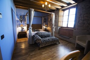 جناح | خزنة داخل الغرفة ومكتب وتجهيزات عازلة للصوت وواي فاي مجانًا