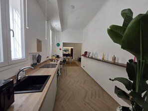 Mikrobølgeovn, ovn, oppvaskmaskin og kaffetrakter/tekoker