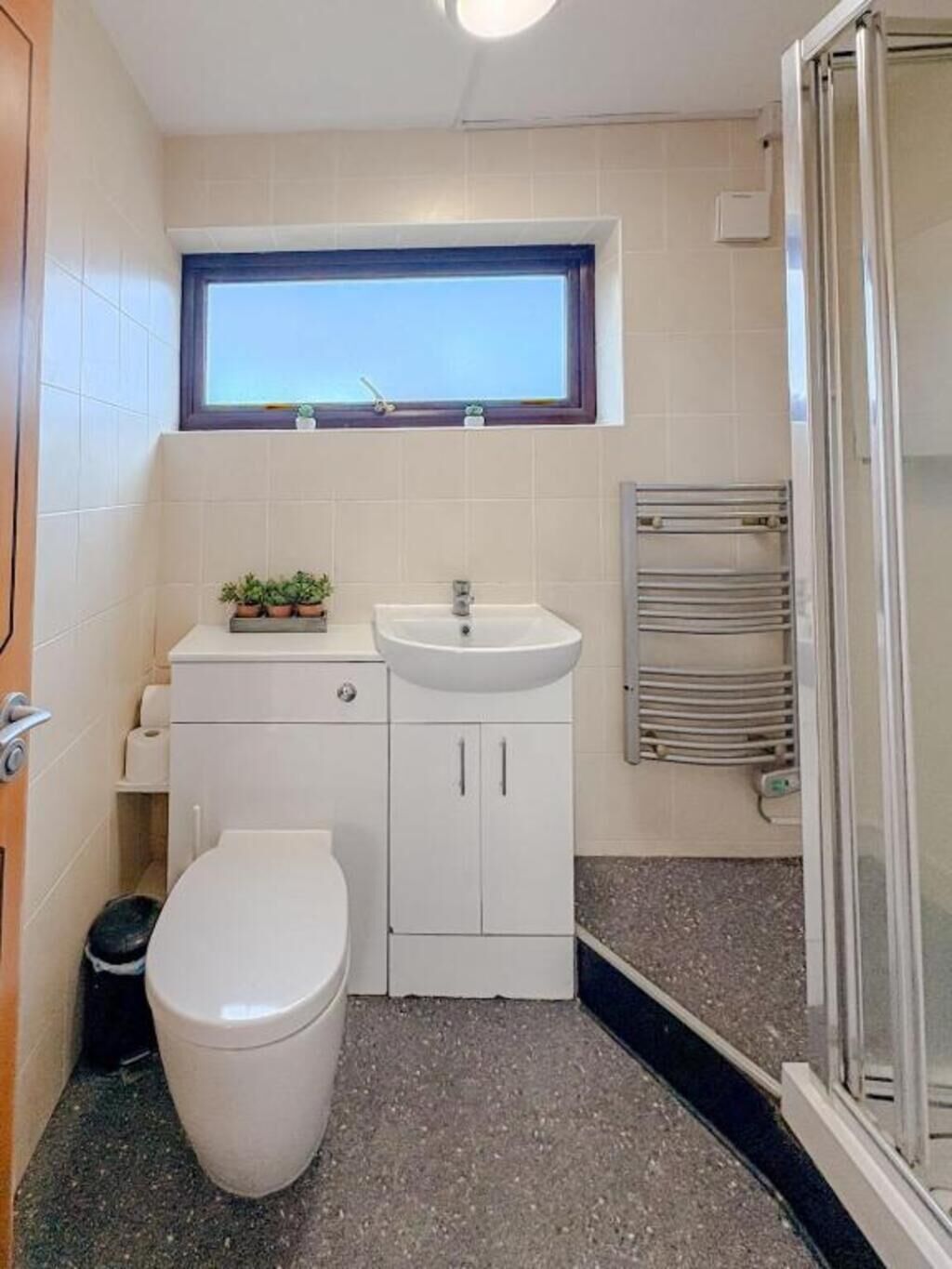 Hårtørrer, håndklæder, Sæbe, Toiletpapir