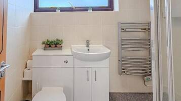 Haartrockner, HandtĂŒcher, Seife, Toilettenpapier