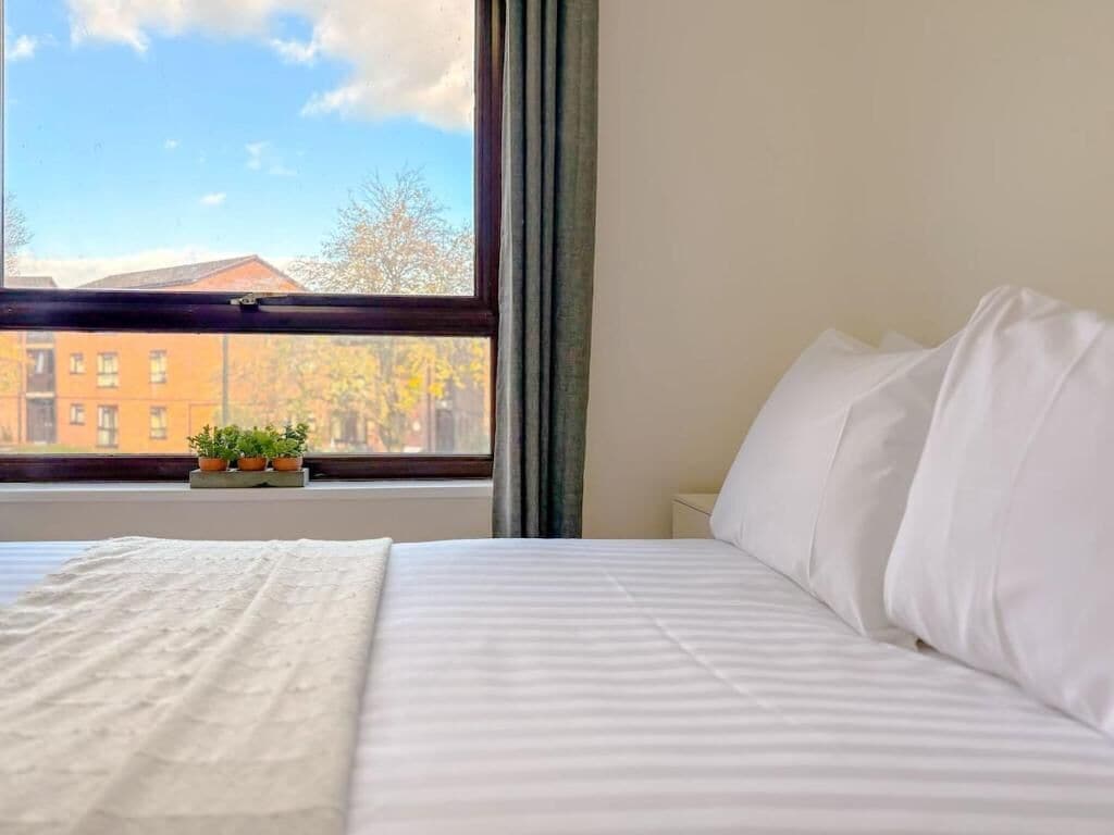 3 habitaciones, tabla de planchar con plancha, wifi y ropa de cama 