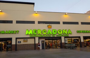 A supermarket with a sign reading 'Mercadona Supermercados de Confianza.' - Bungalow 'Iratxe En Santa Pola' with Private Terrace, Wi-Fi and Air Conditioning (Santa Pola)