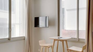 Design Studio | Iron/ironing board, free WiFi