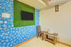 Egyptian cotton sheets, premium bedding, in-room safe, free WiFi - Fabhotel Nisarg Villa (Pune)