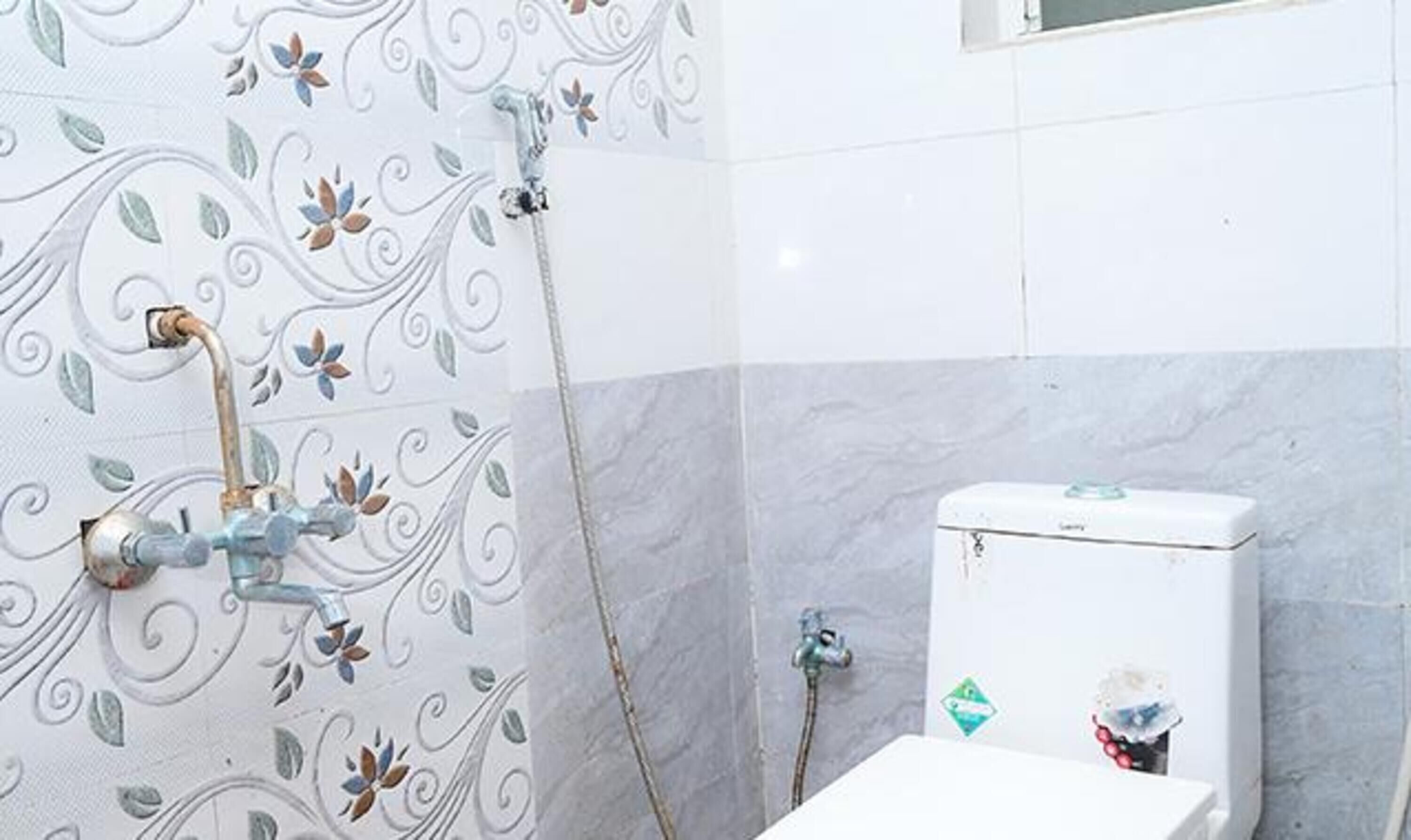 Deluxe Room | Bathroom | Shower, rainfall showerhead, free toiletries, towels