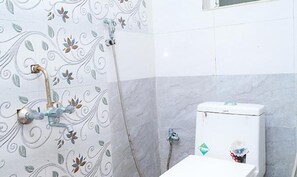 Deluxe Room | Bathroom | Shower, rainfall showerhead, free toiletries, towels