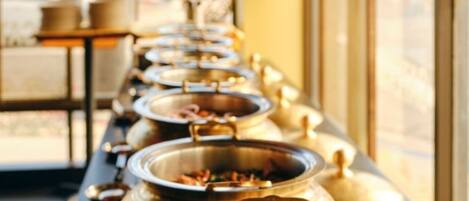 Desayuno continental diario (INR 300 por persona)