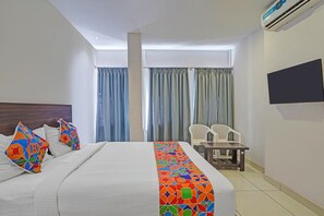 Egyptian cotton sheets, premium bedding, in-room safe, free WiFi - Fabexpress Urban Inn (Bengaluru)