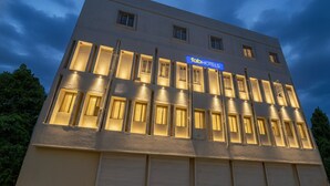 Un bâtiment moderne avec une enseigne indiquant « fab hotels ».