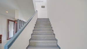 Un escalier avec une rampe menant à un palier.