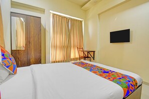 Egyptian cotton sheets, premium bedding, in-room safe, free WiFi - Fabhotel Destination 41 (Pune)