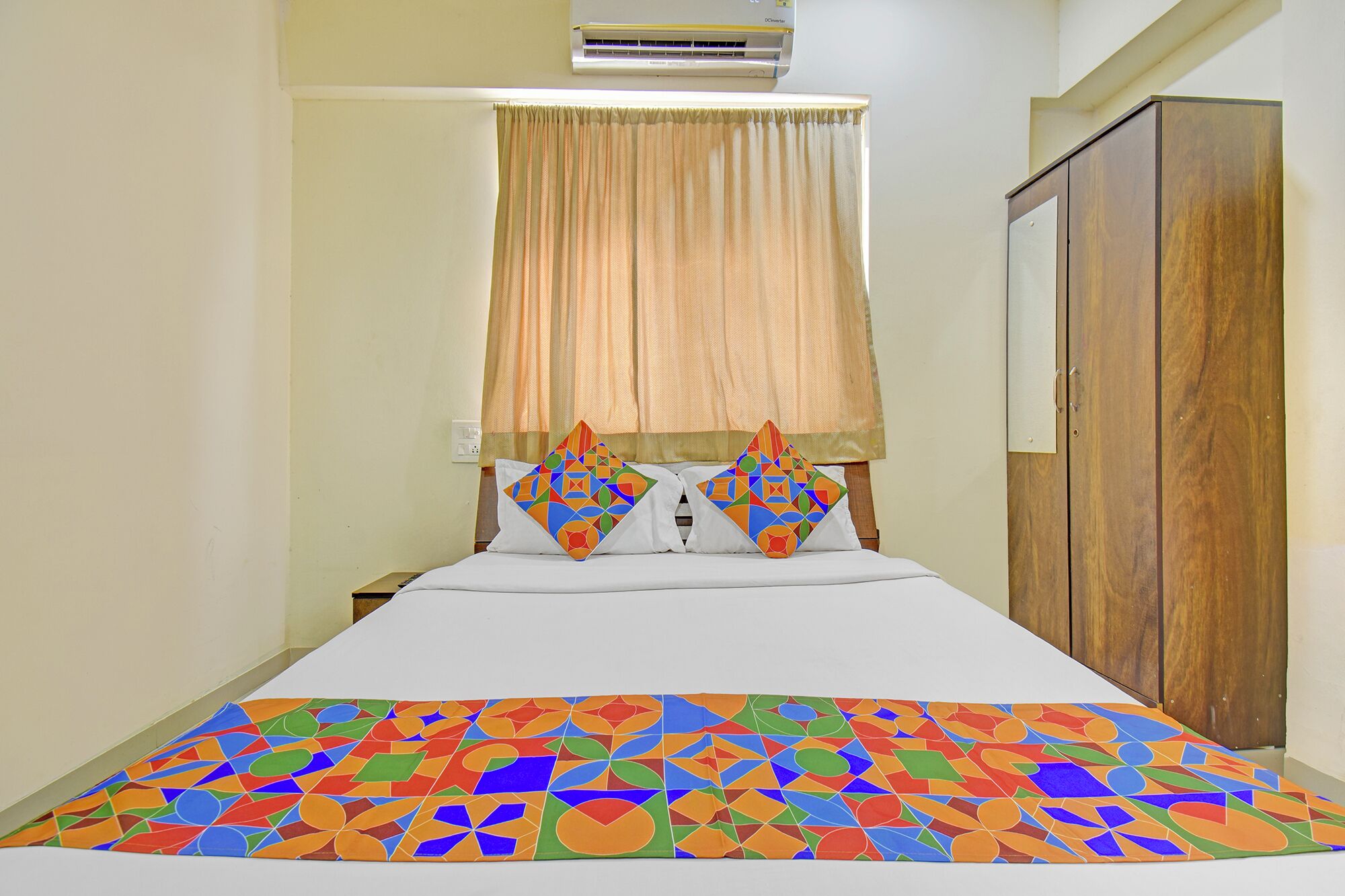 Egyptian cotton sheets, premium bedding, in-room safe, free WiFi