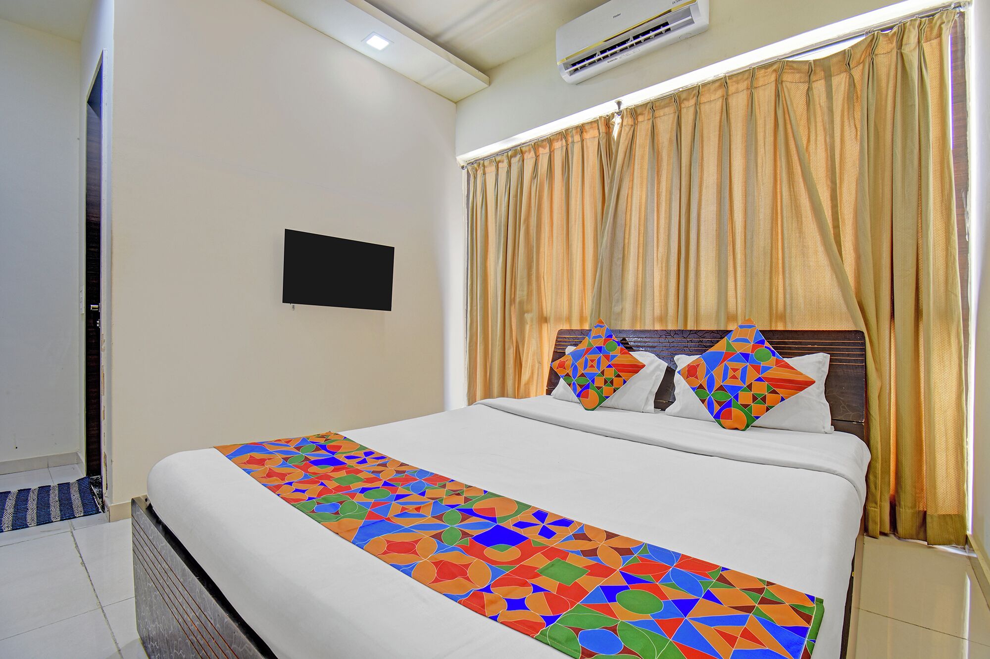 Egyptian cotton sheets, premium bedding, in-room safe, free WiFi