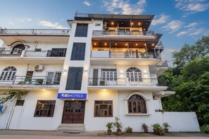 A multi-story hotel with a sign reading "fabHOTELS" on the ground floor. - Fabhotel Doon Classic Homestay (Dehradun)