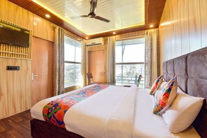 ملاءات من القطن المصري وأغطية فراش متميزة وخزنة داخل الغرفة