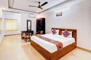 Egyptian cotton sheets, premium bedding, in-room safe, free WiFi - Fabhotel Pushpa Grand (Hyderabad)
