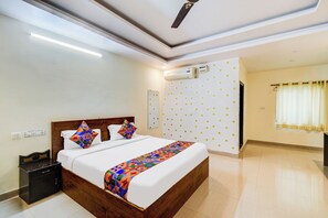 Egyptian cotton sheets, premium bedding, in-room safe, free WiFi - Fabhotel Pushpa Grand (Hyderabad)