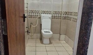 Shower, rainfall showerhead, free toiletries, towels - Fabhotel Ripon Palace (Ujjain)