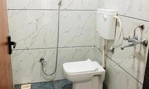 Deluxe kamer | Badkamer | Een douche, een regendouche, gratis toiletartikelen, handdoeken