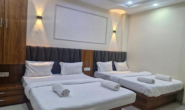 Egyptian cotton sheets, premium bedding, in-room safe, free WiFi - Fabhotel Ripon Palace (Ujjain)