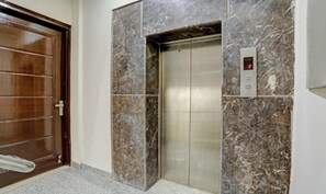 Elevator - Fabhotel Royale 19 (Noida)