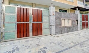 Property entrance - Fabhotel Royale 19 (Noida)
