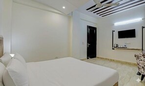 Egyptian cotton sheets, premium bedding, in-room safe, free WiFi - Fabhotel Royale 19 (Noida)