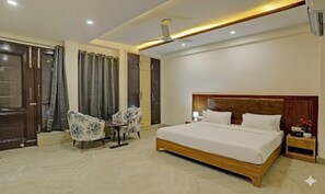 Egyptian cotton sheets, premium bedding, in-room safe, free WiFi - Fabhotel Royale 19 (Noida)