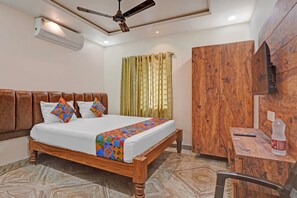 ملاءات من القطن المصري وأغطية فراش متميزة وخزنة داخل الغرفة