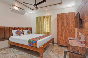 Egyptian cotton sheets, premium bedding, in-room safe, free WiFi