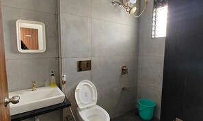 Shower, rainfall showerhead, free toiletries, towels - Fabhotel Ekab Hospitality (Pune)