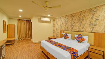 Egyptian cotton sheets, premium bedding, in-room safe, free WiFi