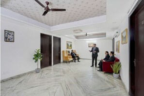 Lobby sitting area - Fabhotel Rush Residency (Noida)