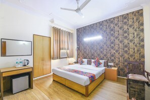 ملاءات من القطن المصري وأغطية فراش متميزة وخزنة داخل الغرفة