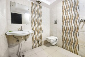 غرفة عائلية | حمام | تجهيزات دش، دُش غزير، مستلزمات مجانية للعناية الشخصية، مناشف