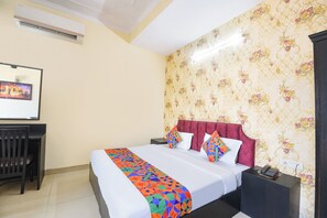 Family Room | Egyptian cotton sheets, premium bedding, in-room safe, free WiFi - Fabhotel Ashoka International (New Delhi)
