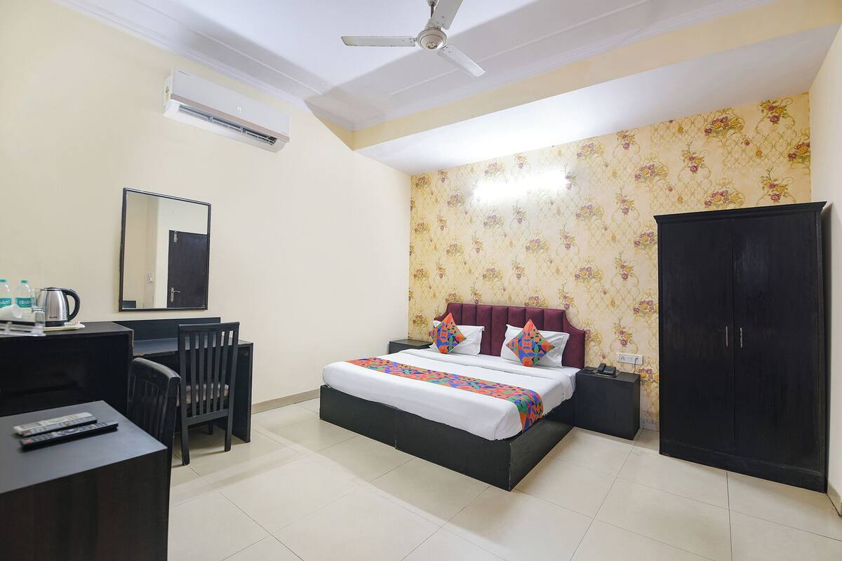 Family Room | Egyptian cotton sheets, premium bedding, in-room safe, free WiFi