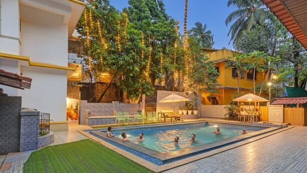 Swim-up bar - Fabhotel 22 Square Living Spaces (Calangute)