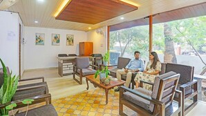 Lobby sitting area - Fabhotel 22 Square Living Spaces (Calangute)