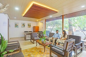 Coin salon dans le hall